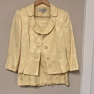 Here you have a used but in excellent condition two piece skirt set in yellow!